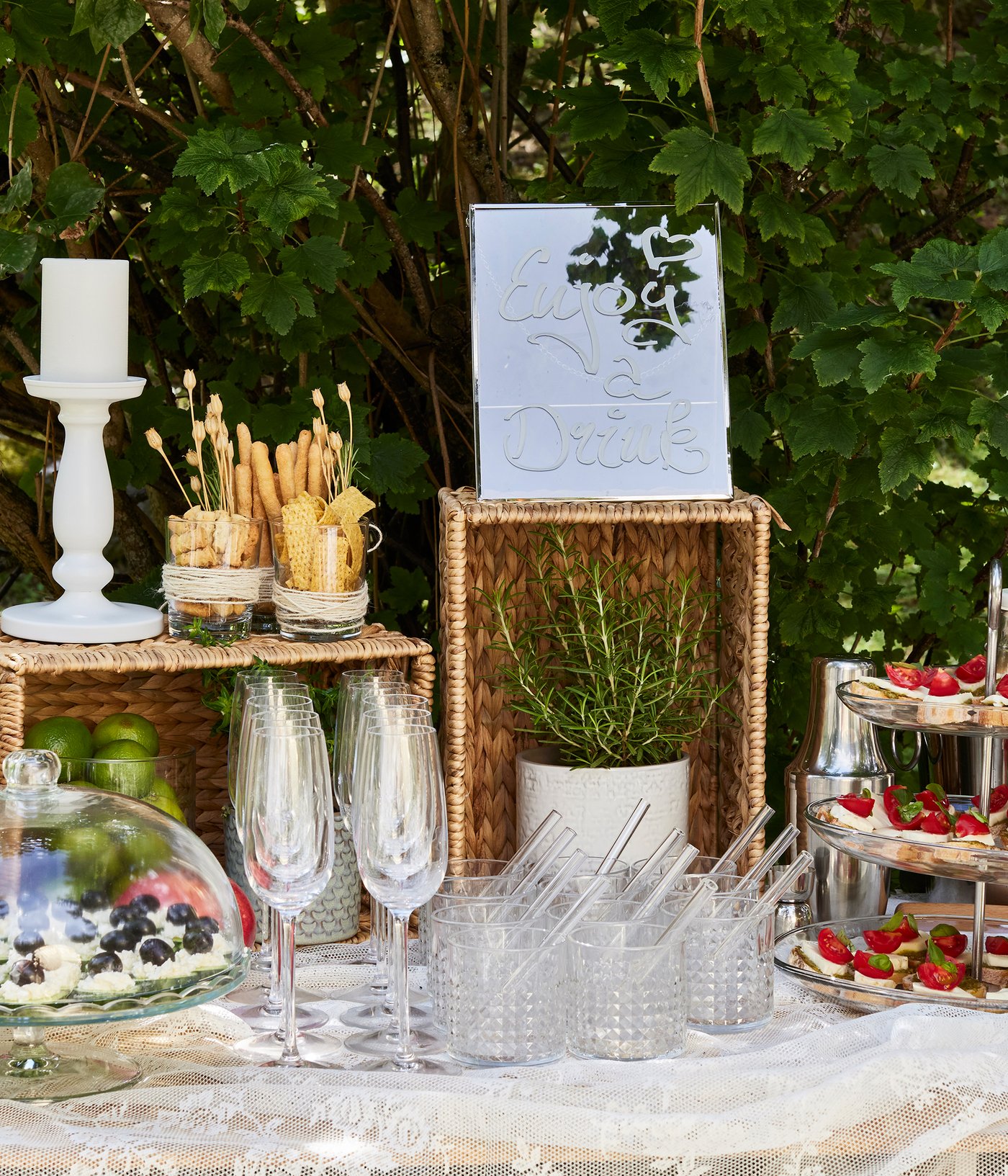 Ett bord dukat med välkomstdrink ute i det gröna.