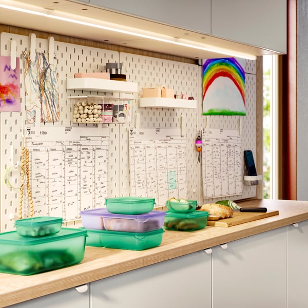 Kitchen work surfaces with EKBACKEN countertop with lots of PRUTA sandwich containers, and SKÅDIS pegboards with trays hanging.