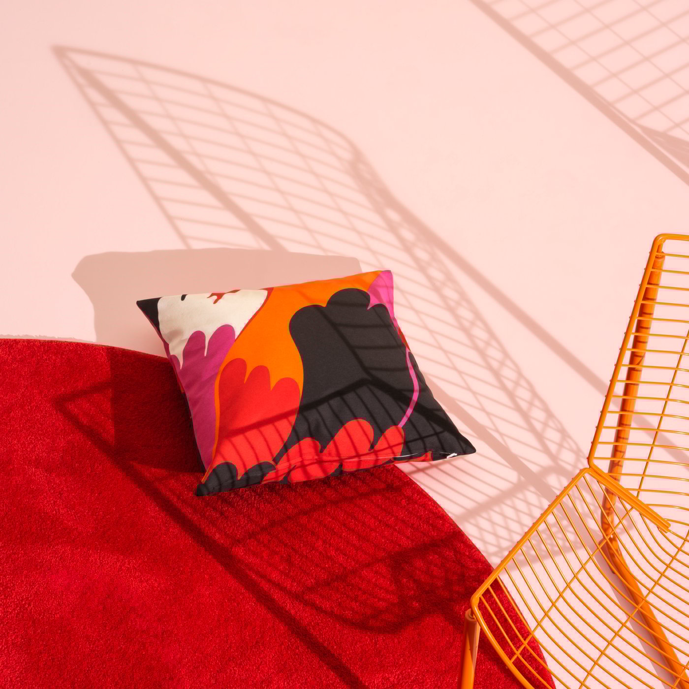 Kuvakollaasissa on näkösällä koristetyynyjä, valaisimia ja muita sisustustuotteita beigeä taustaa vasten.