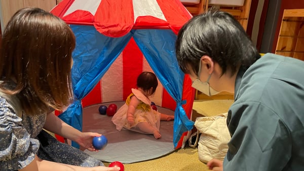 子どもがテントの中で遊んでいる