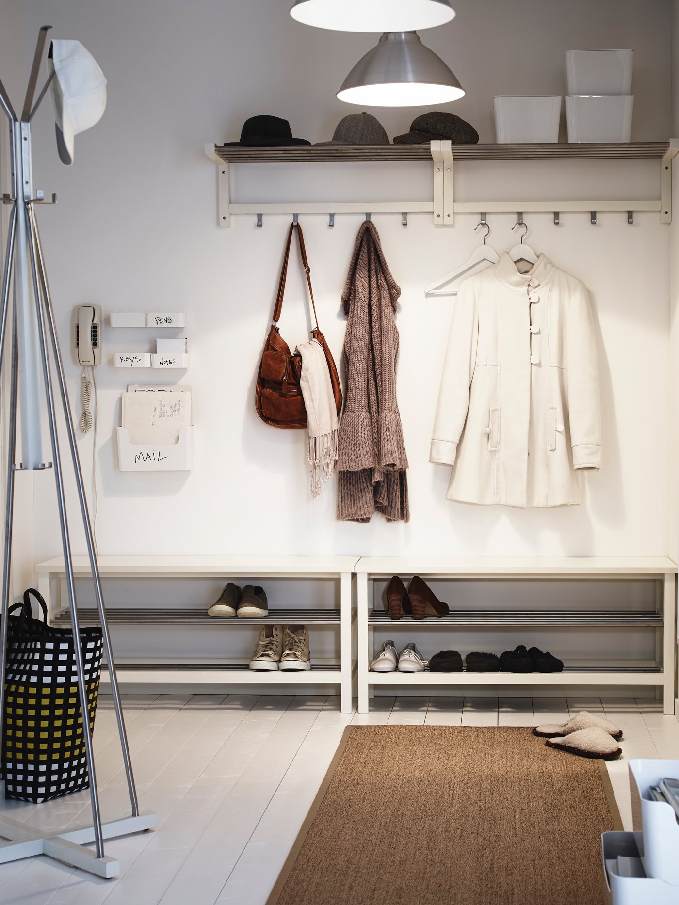 A white TJUSIG hat and coat stand