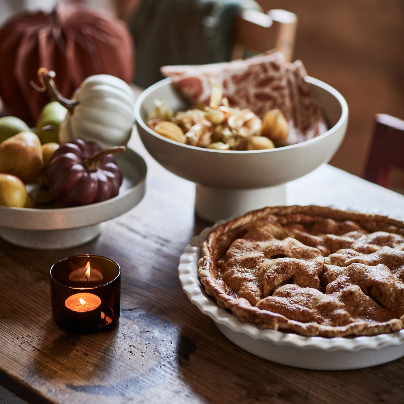 An off-white HÖSTAGILLE pie dish in the dining room