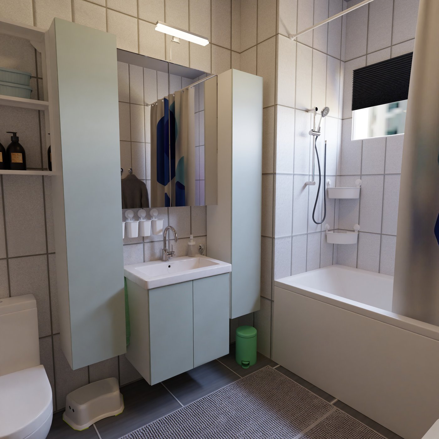 Badezimmer mit Badewanne, Hochschränken und Waschtisch.