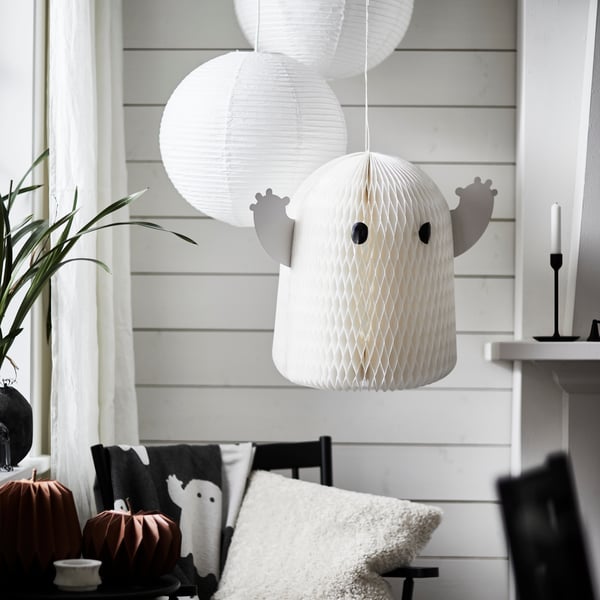 Una lampada a sospensione KUSTFYR bianca a forma di fantasma