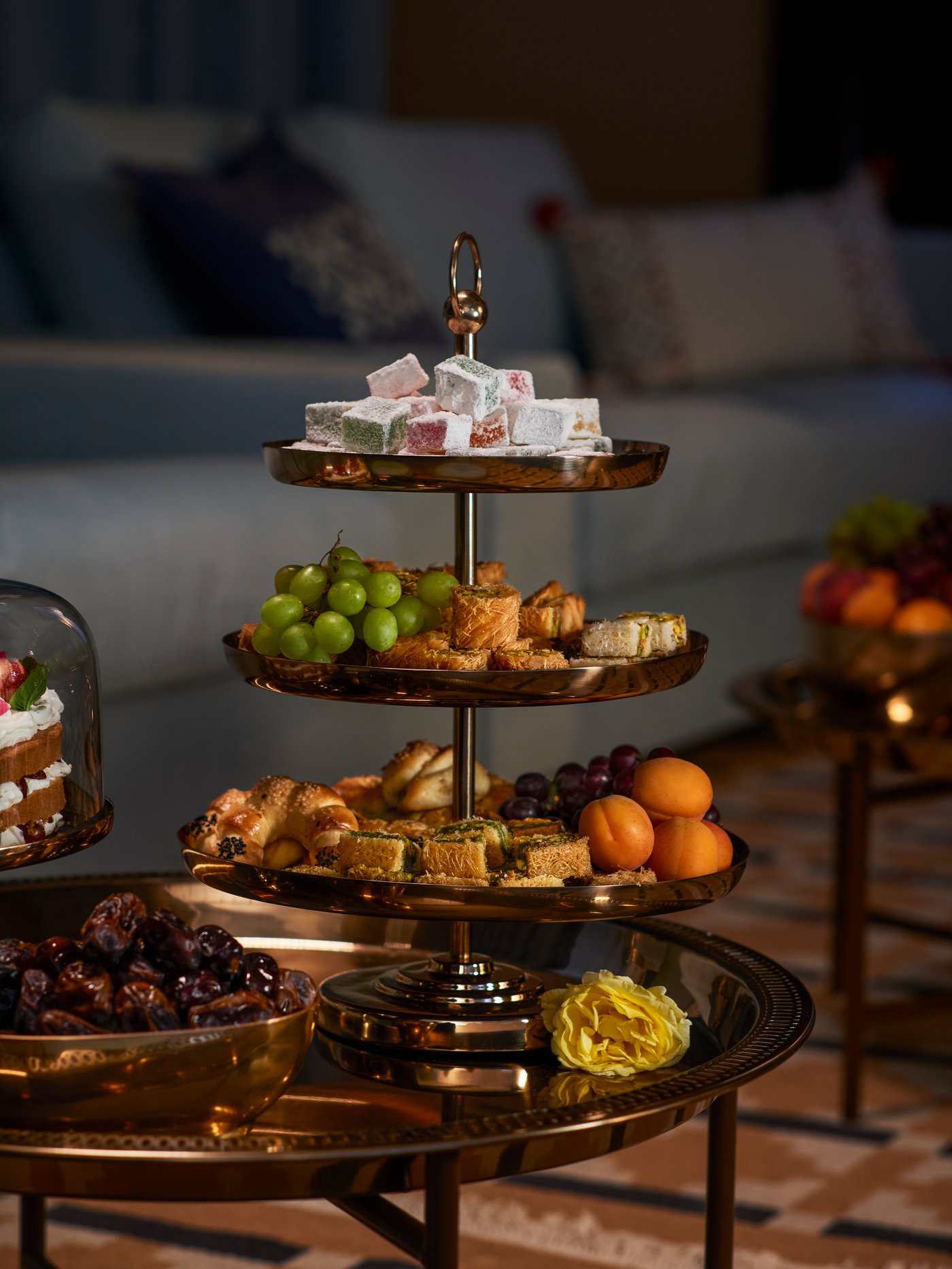 Set meja dengan jamuan menggunakan keseluruhan rangkaian aksesori kediaman GOKVÄLLÅ.