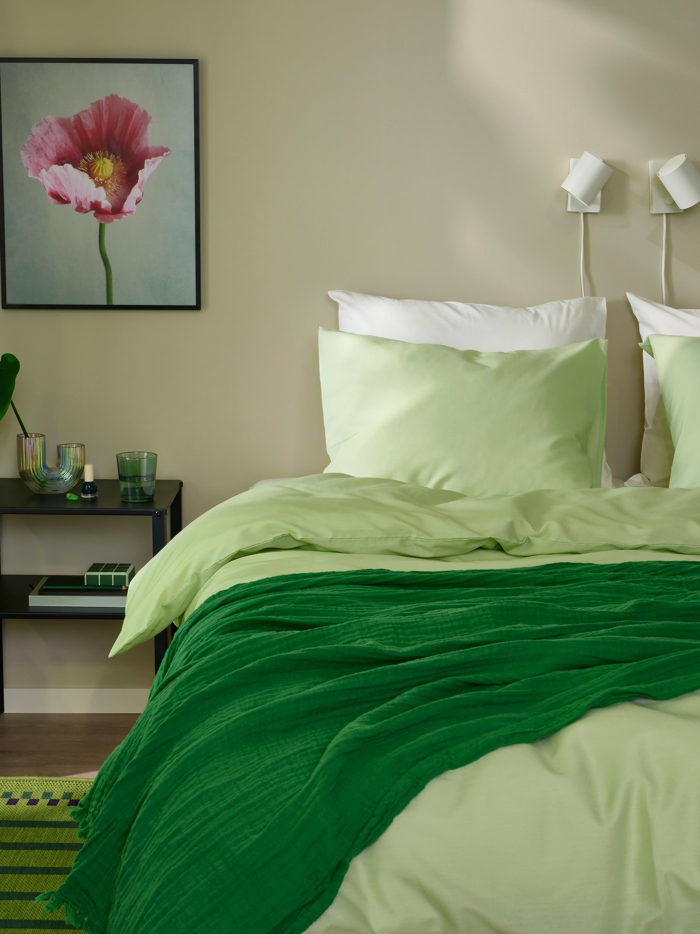 Ein Schlafzimmer mit PILTANDVINGE hellgrüner Bettwäsche