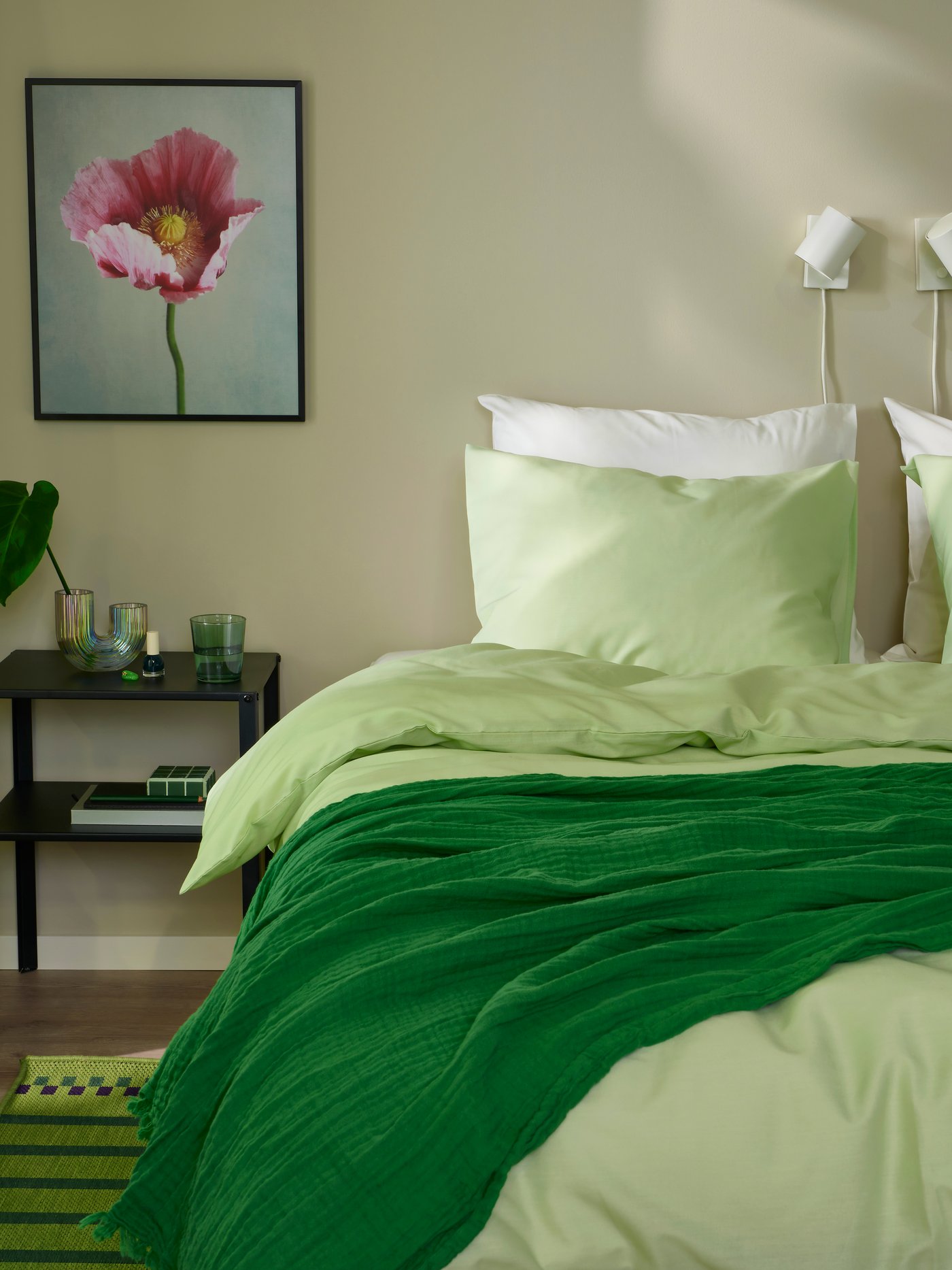A light green PILTANDVINGE duvet cover and 2 pillowcases