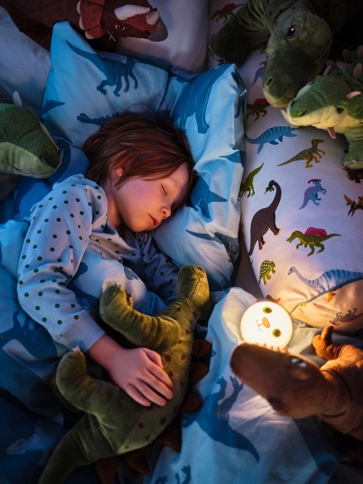 A white/rabbit battery-operated KORNSNÖ LED night light in the childrens room