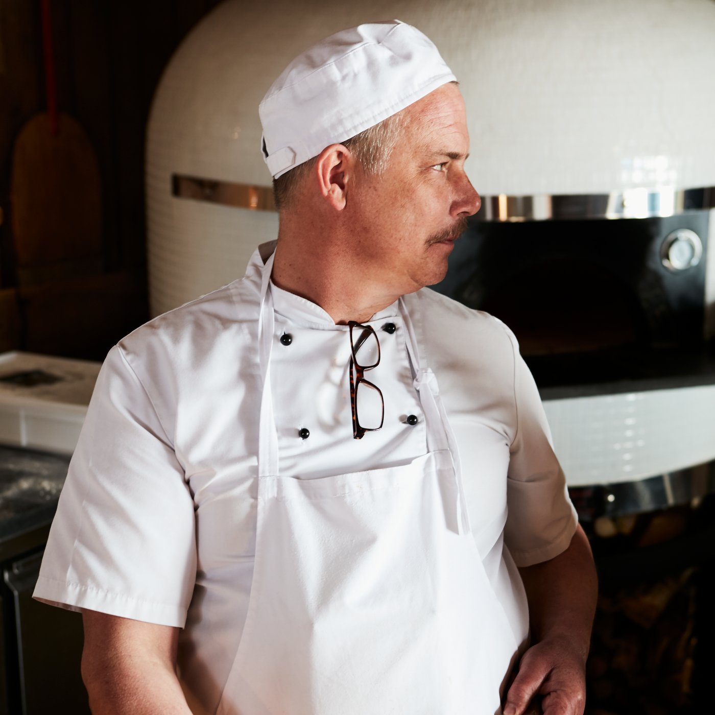 En kokk på et kjøkken.