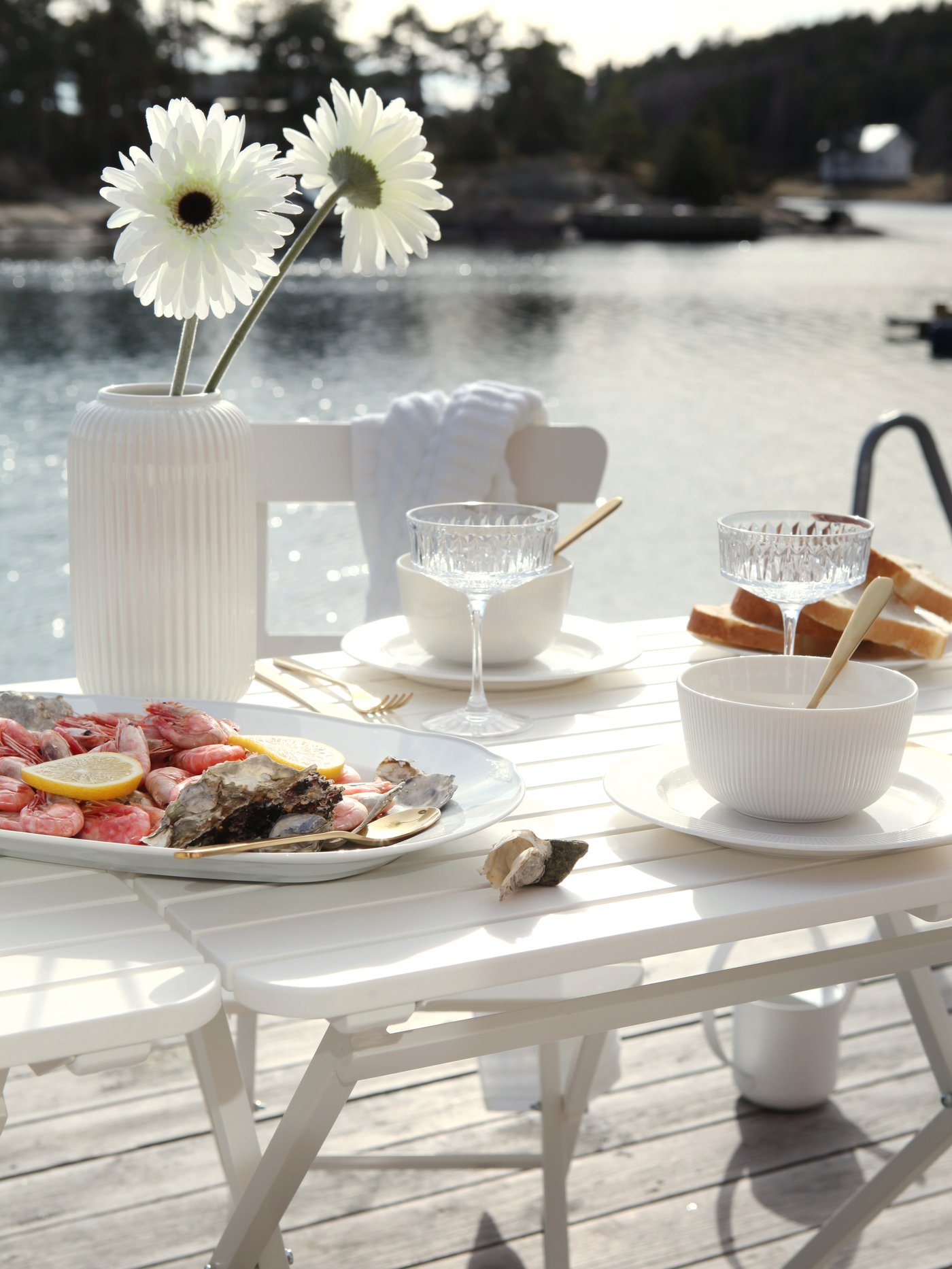 Witte vaas STILREN op een gedekte tafel