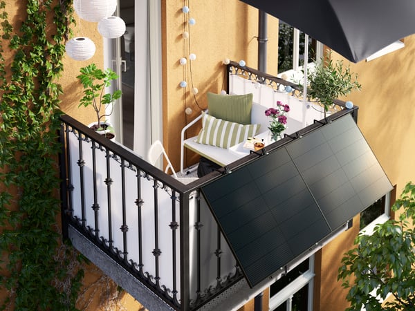 Ein Balkon an dem außen ein Solarpanel angebracht ist.