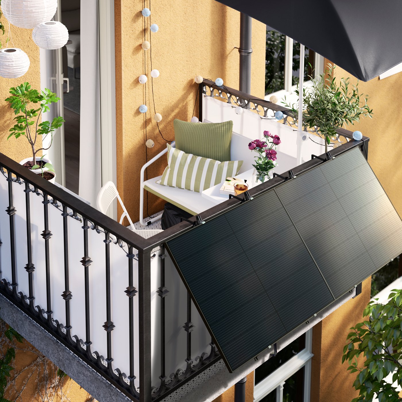 Ein Balkon an dem außen ein Solarpanel angebracht ist.