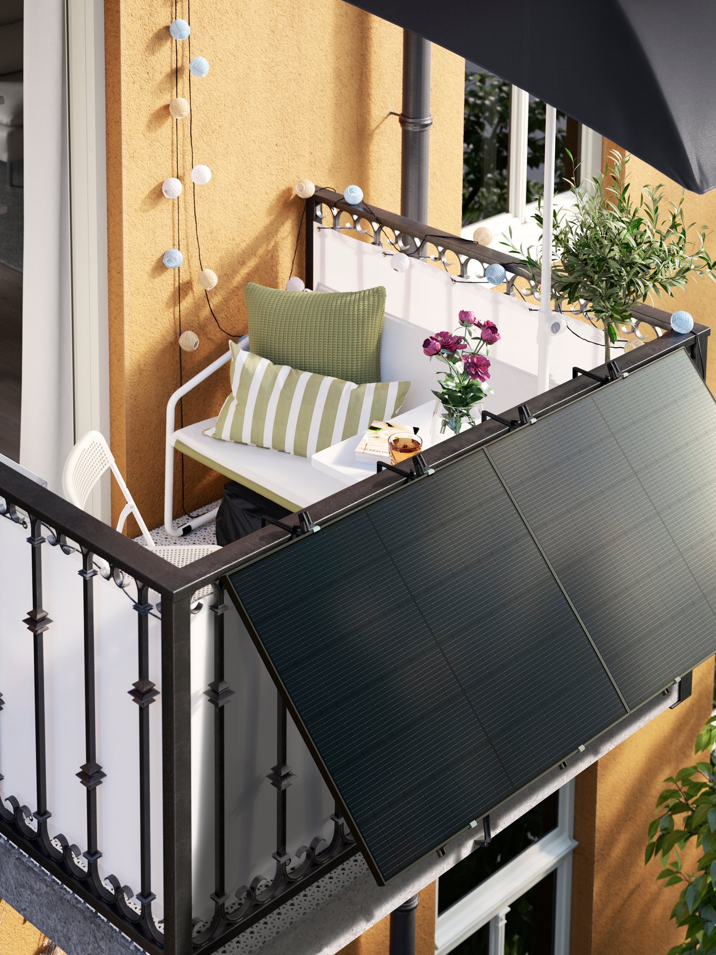 Ein Balkon mit einem außen angebrachten Solarpanel.