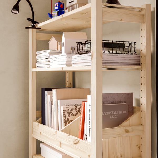 IVAR Bücherregal aus hellem Holz.