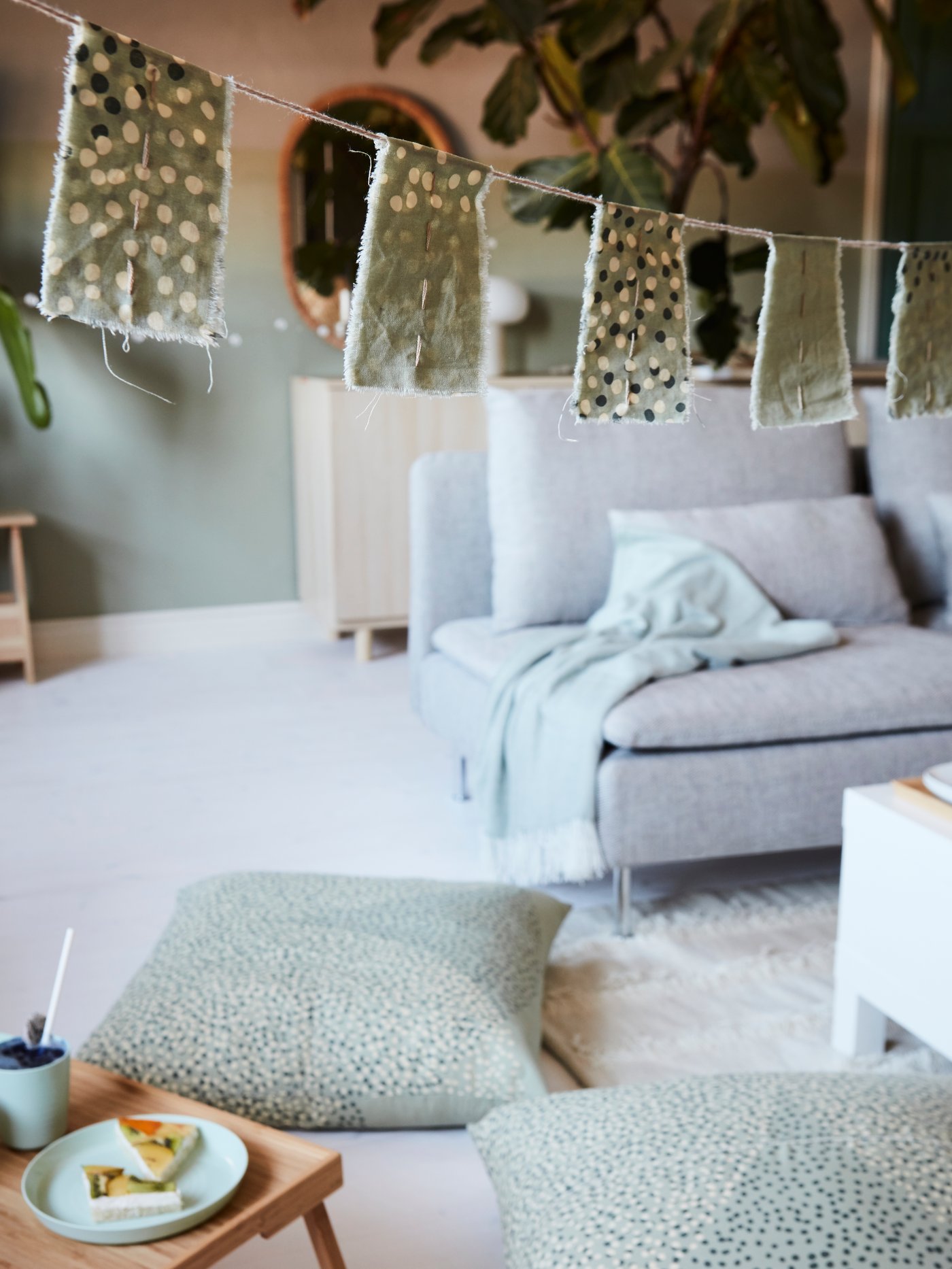 A bamboo RESGODS bed tray