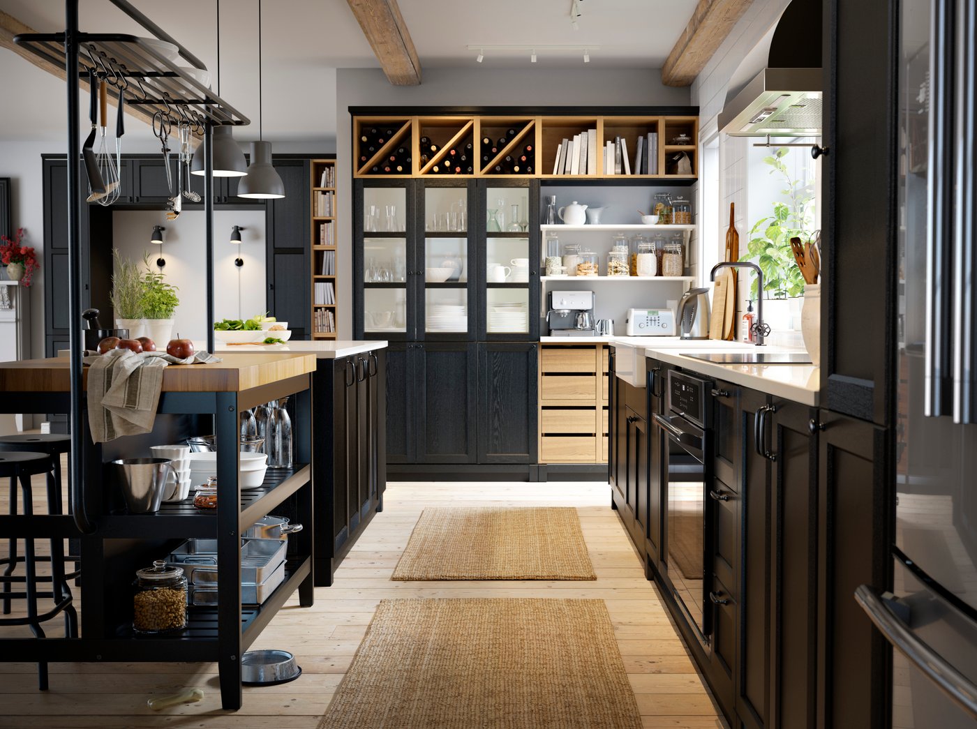 IKEA VADHOLMA ö, skåp och öppna förvaringshylsor arbetar med LERHYTTAN-skåpdörrar för att skapa en rustik kökslayout, men med en modern twist.