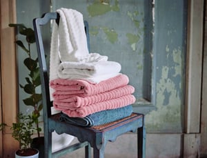 A light pink FLODALEN bath sheet in the bathroom