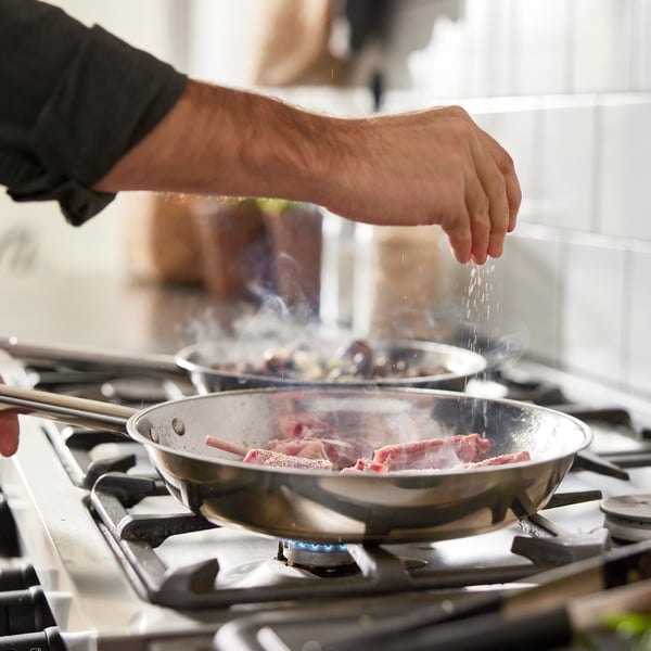 Une poêle à frire IKEA 365+ en acier inoxydable