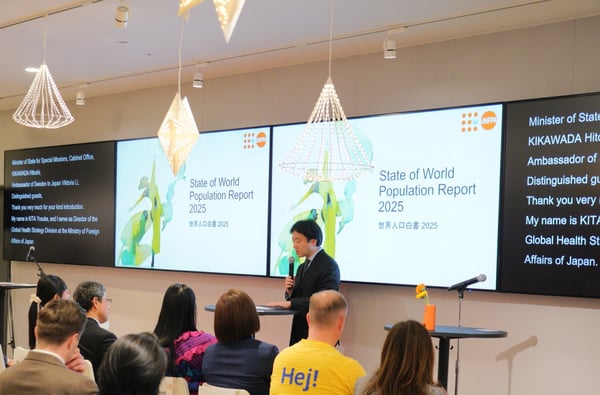 スピーチする人