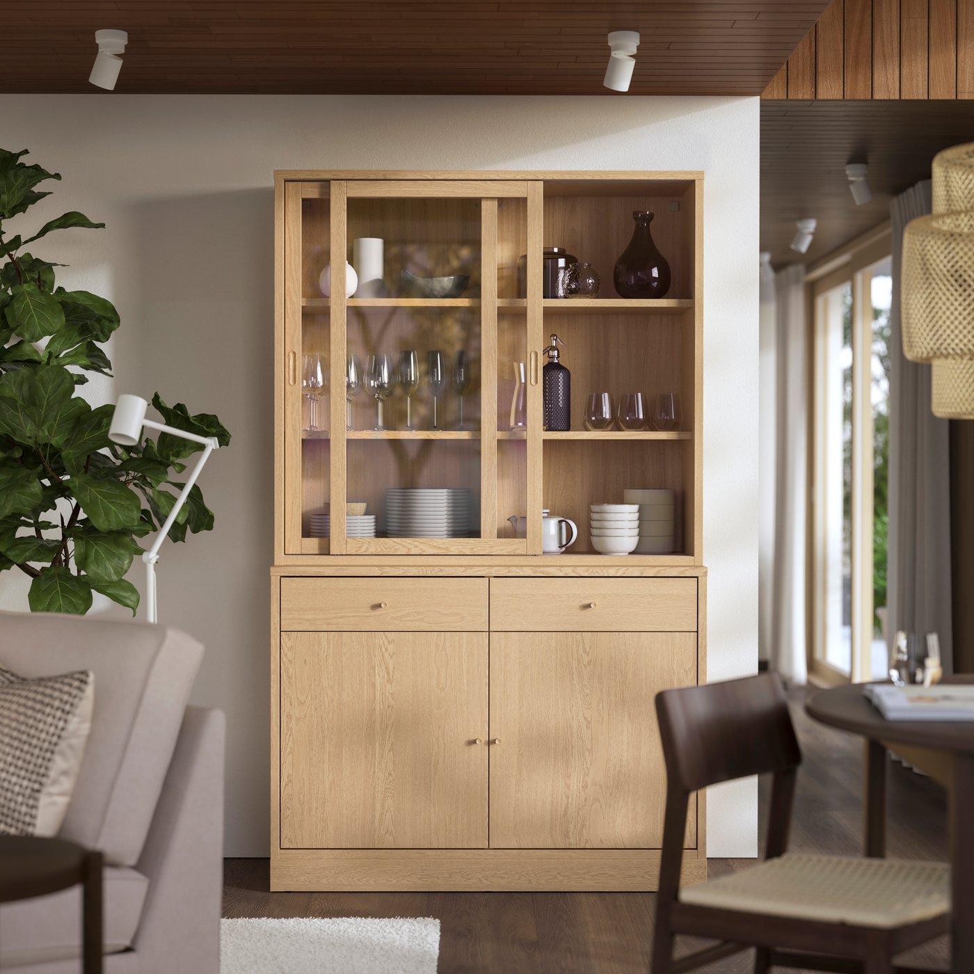 Un meuble de rangement TONSTAD en placage de chêne/verre clair avec portes coulissantes en verre