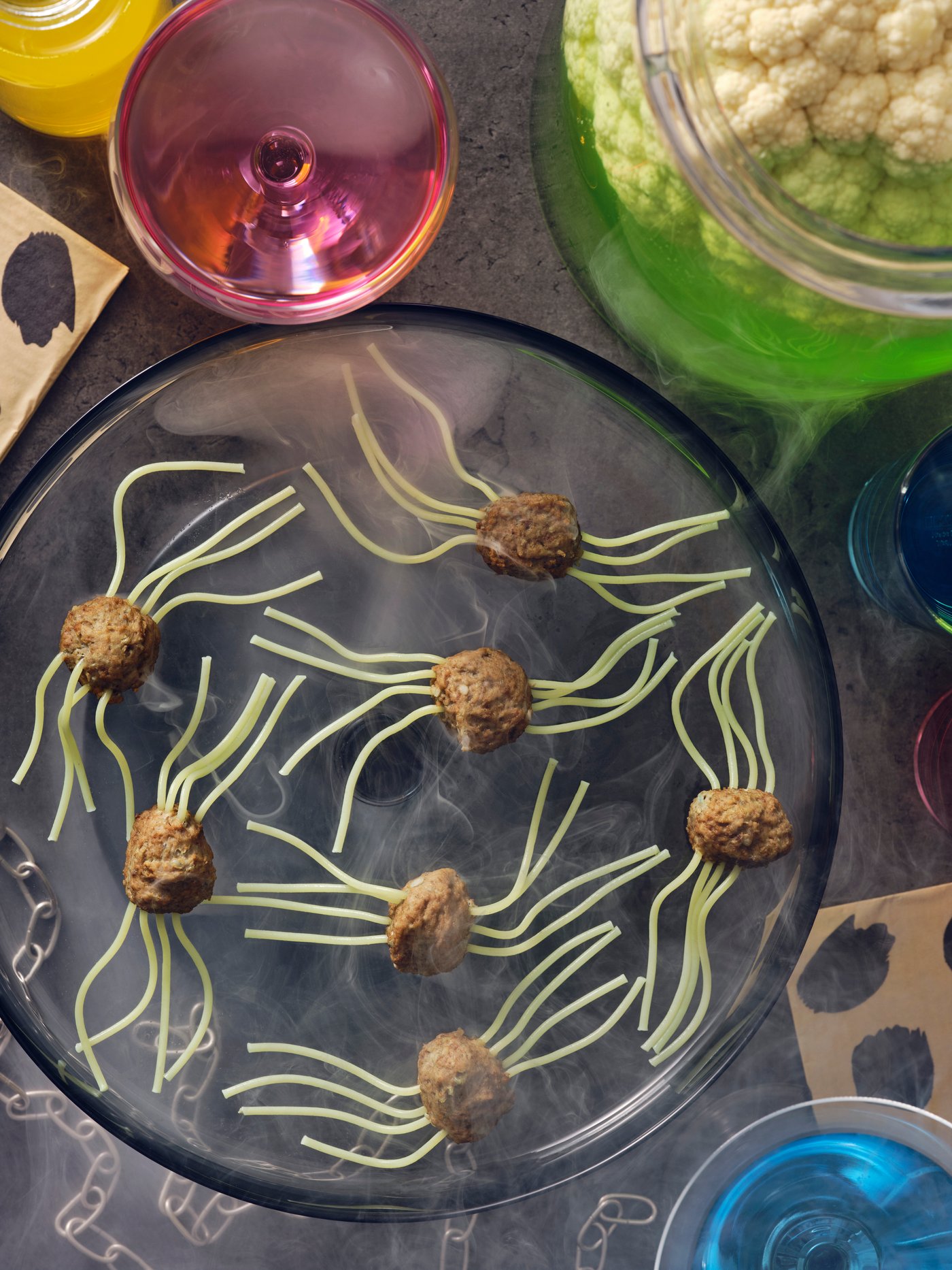 Edderkopp-kjøttboller på spisebordet.