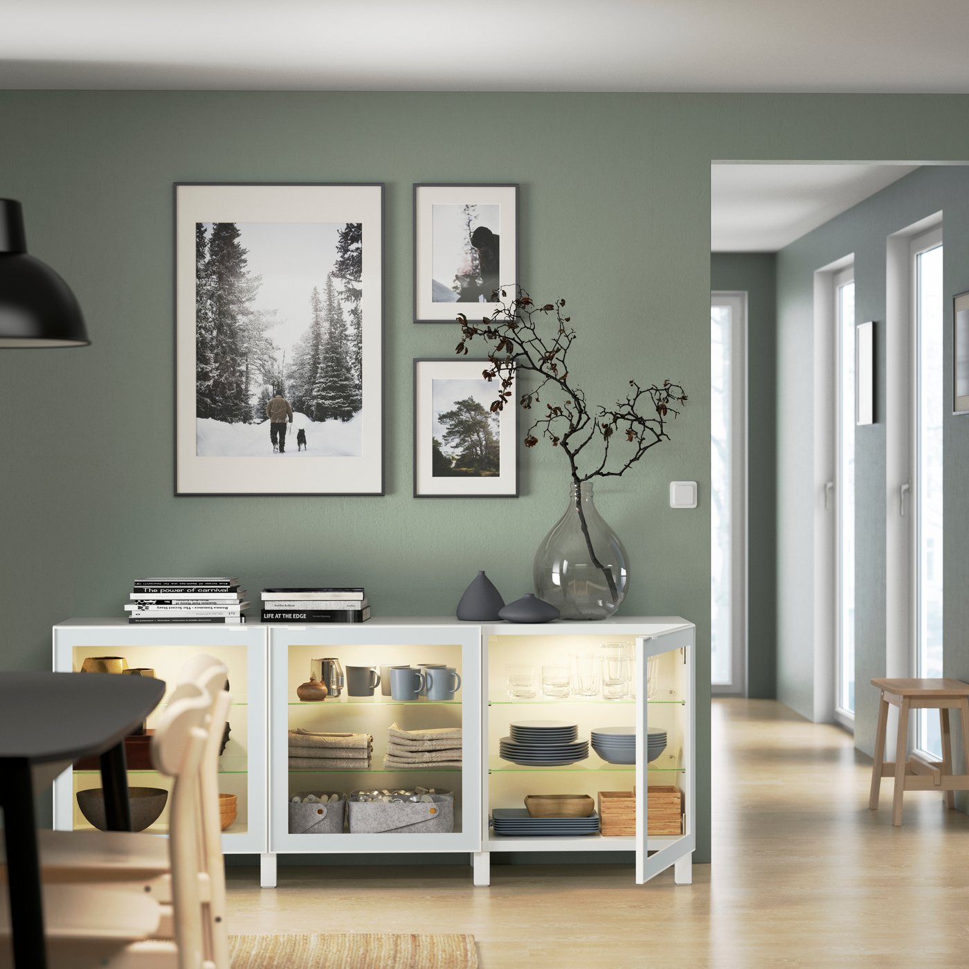 Une combinaison de rangement BESTÅ en verre clair Glassvik/Stubbarp/blanc/vert clair avec portes