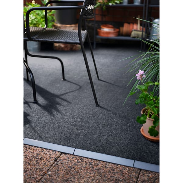 Una terraza con un piso afombrado RUNNEN.