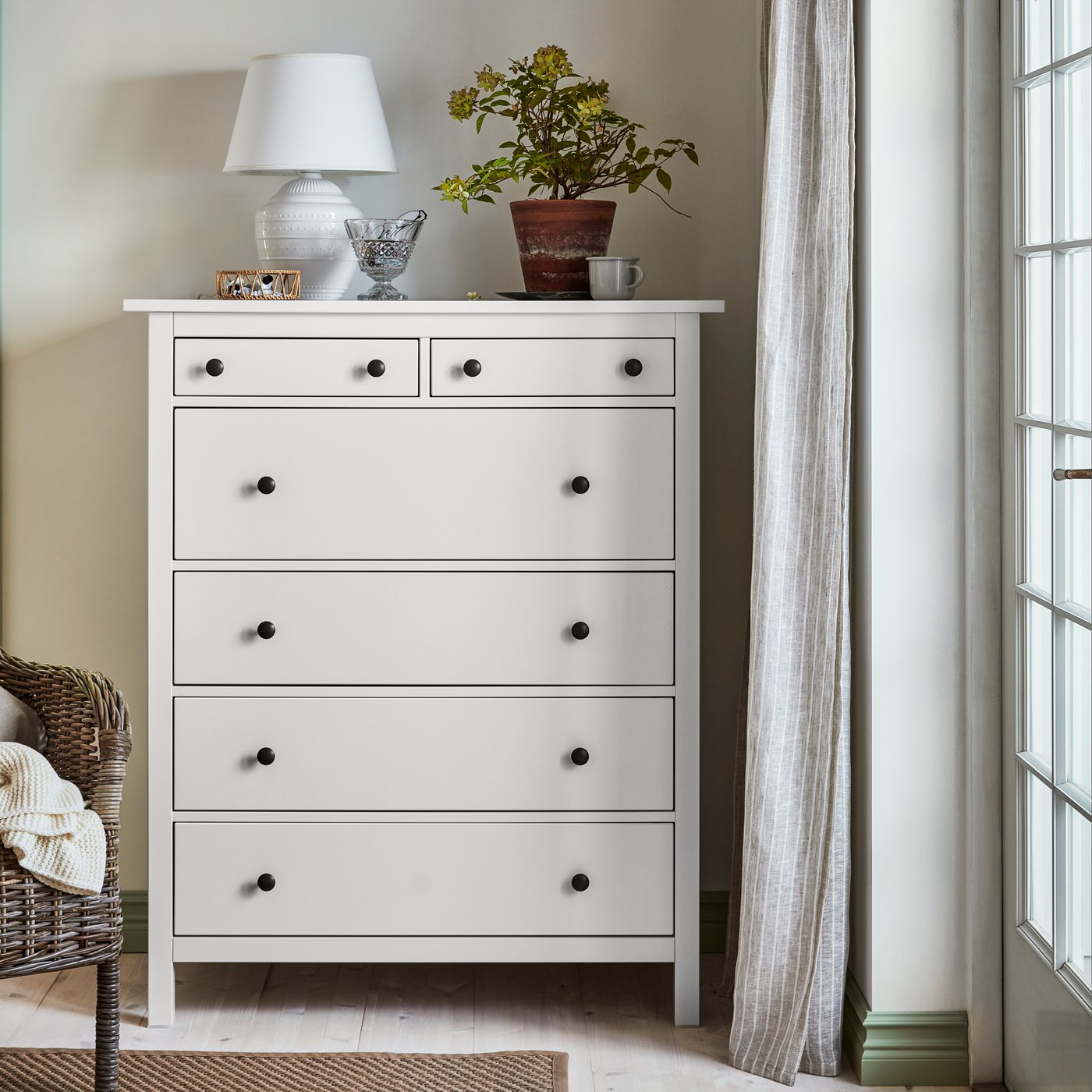 В спальне стоит белый комод HEMNES с шестью ящиками.