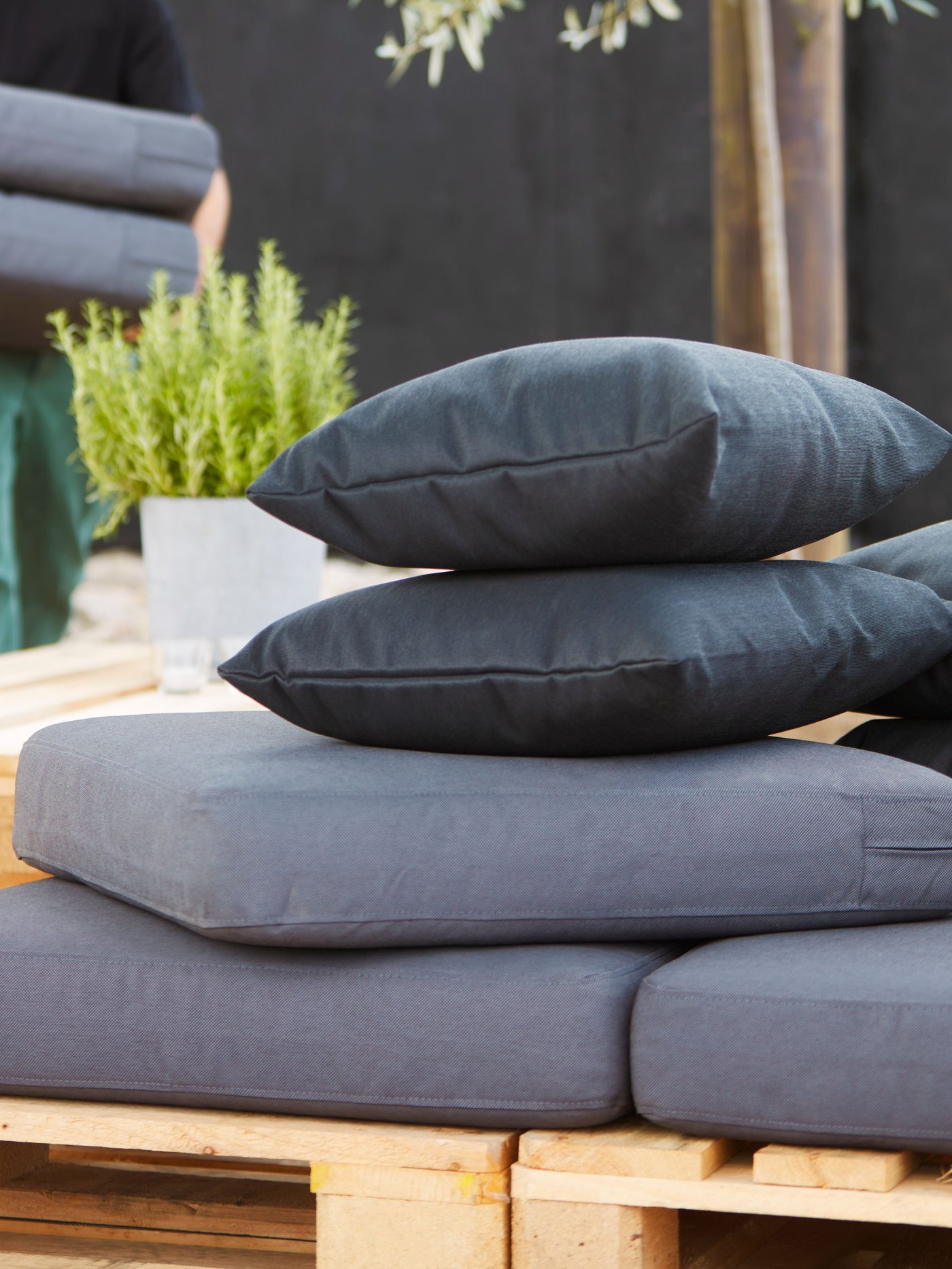 Coixins per a palets foscos.