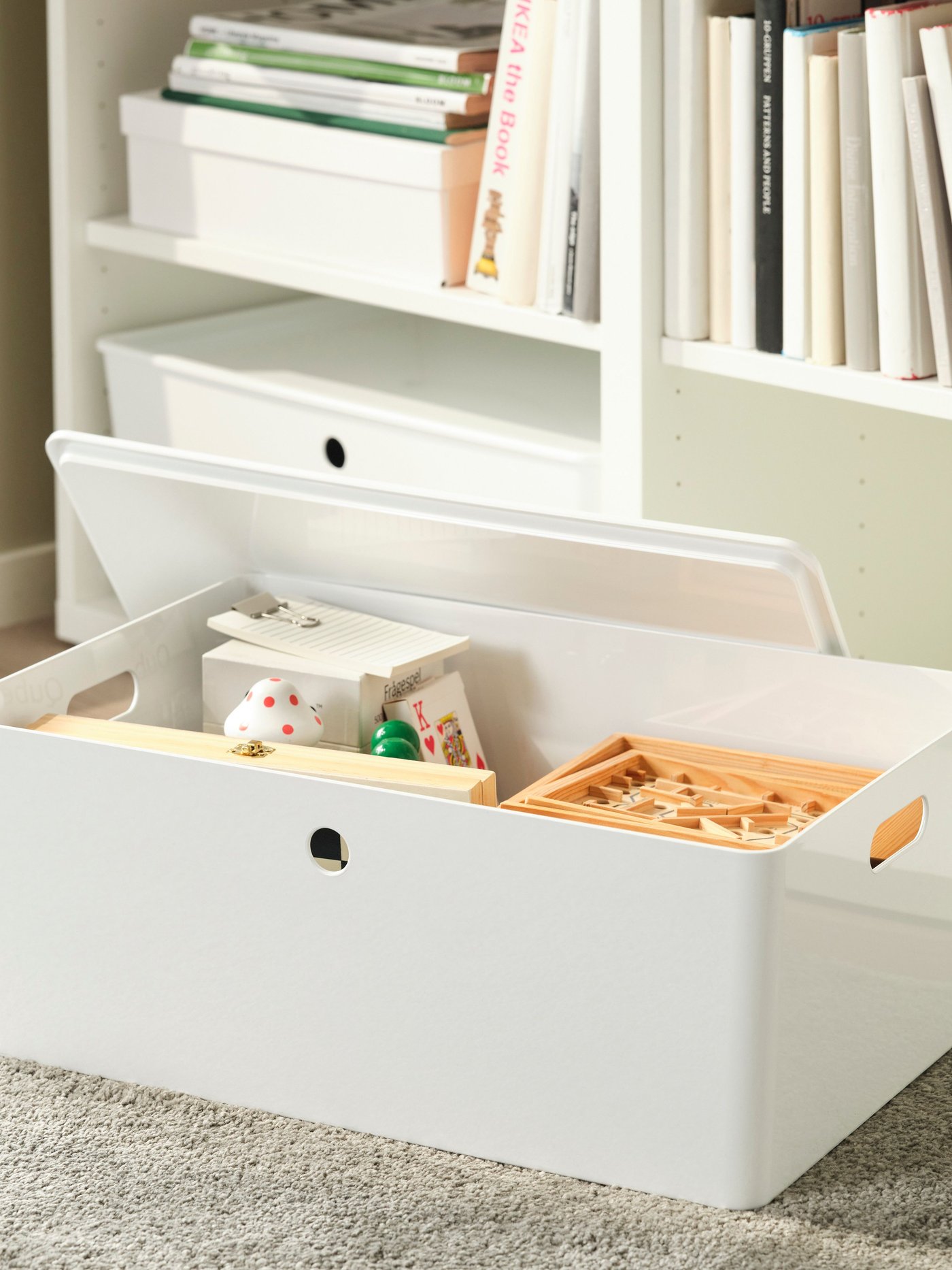 A white KUGGIS box in the childrens room