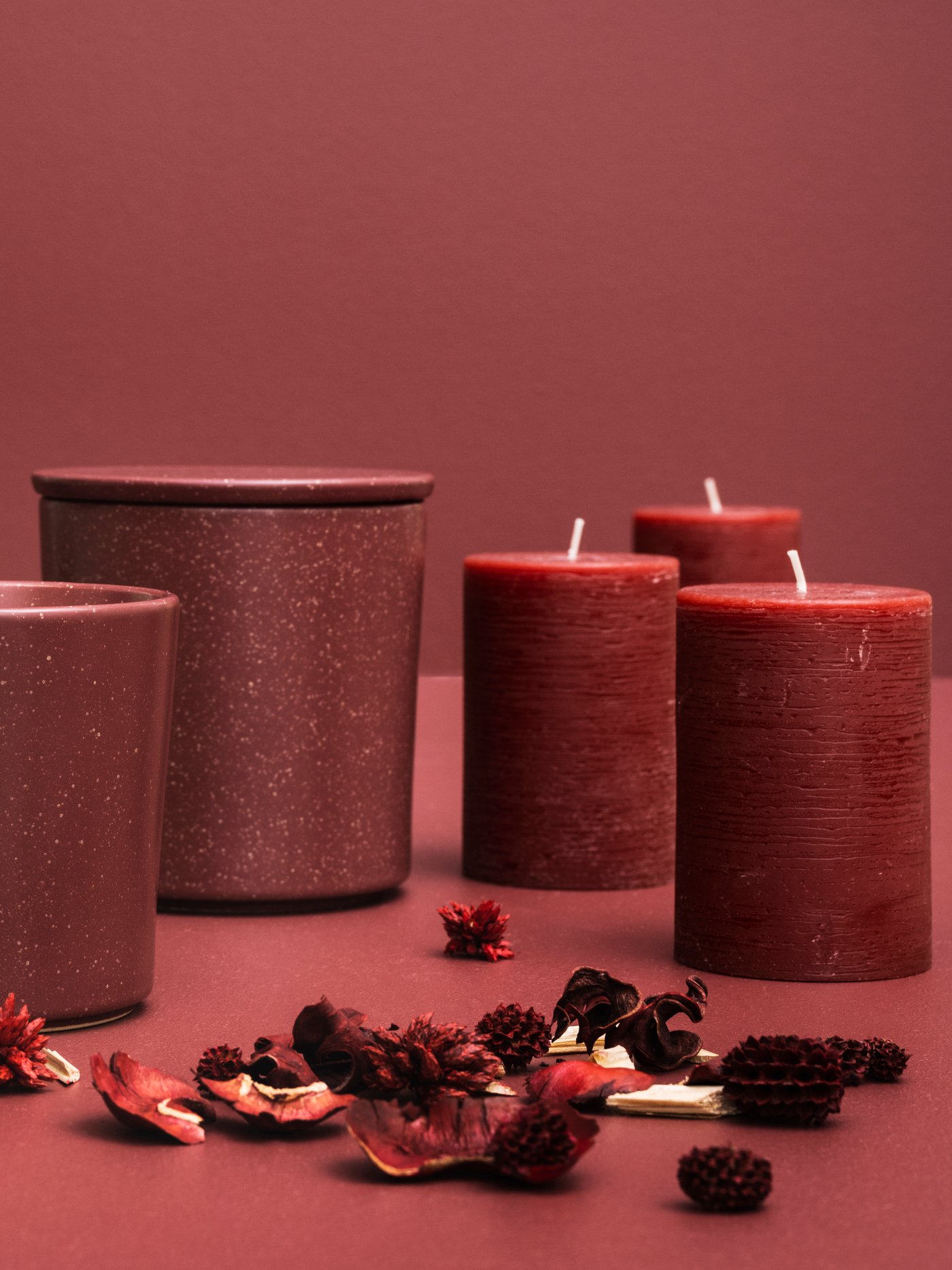 A Berries/red STÖRTSKÖN scented candle in glass