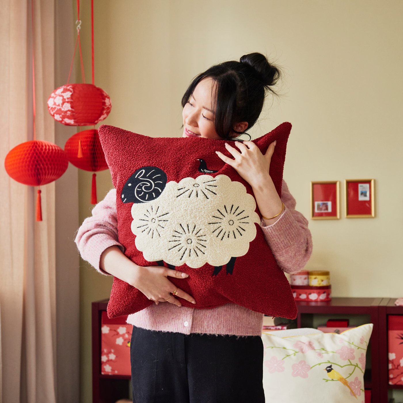 A battery-operated in/outdoor/red FÖSSTA LED lantern in the living room