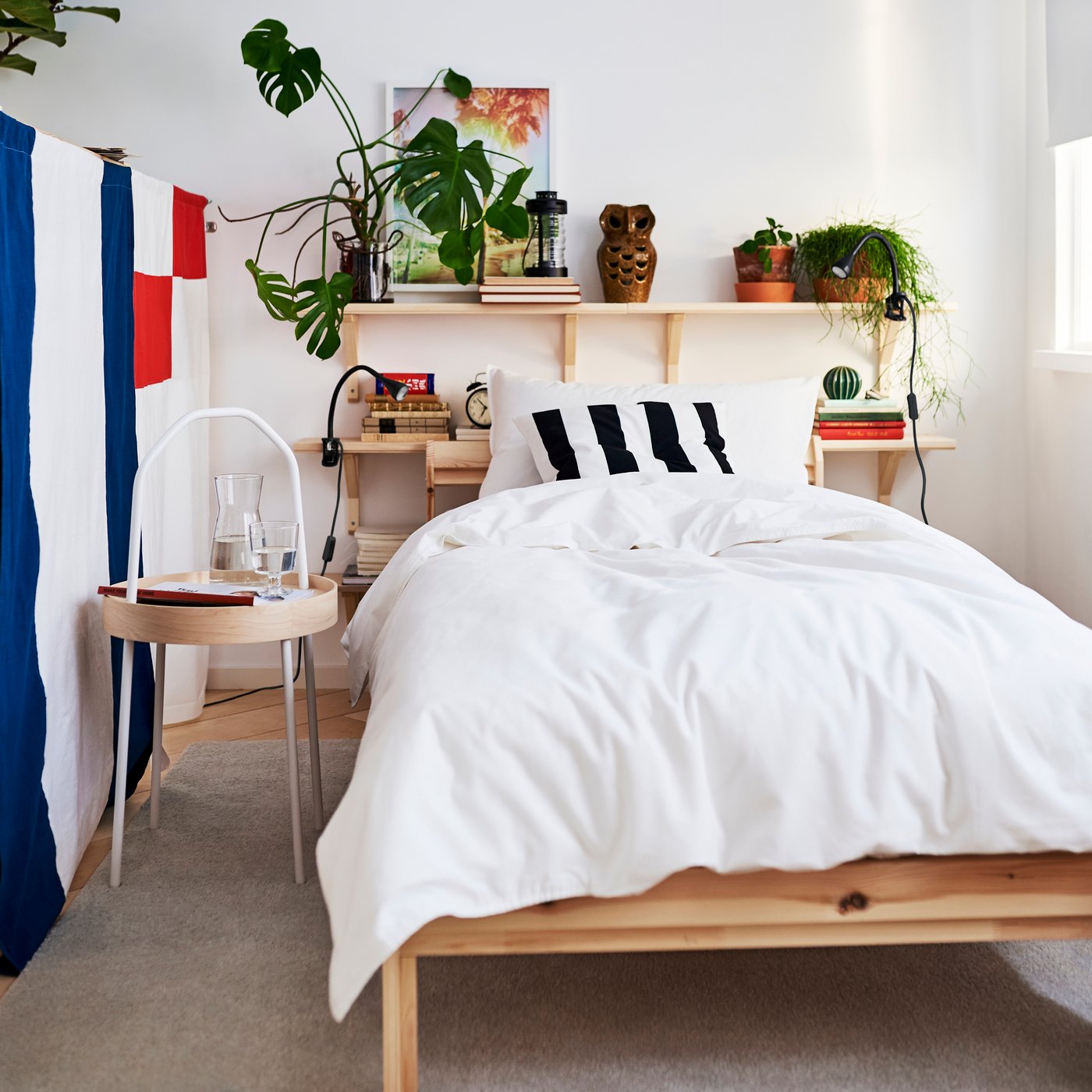 Uma jarra KARAFF de vidro transparente no quarto