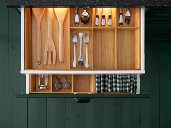 Un porte-couteaux VARIERA en bambou dans la cuisine