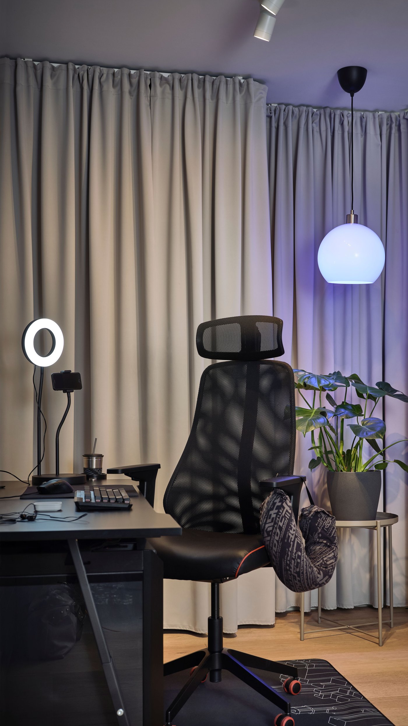 Gamingrum dör beige gardiner hänger på alla väggar.