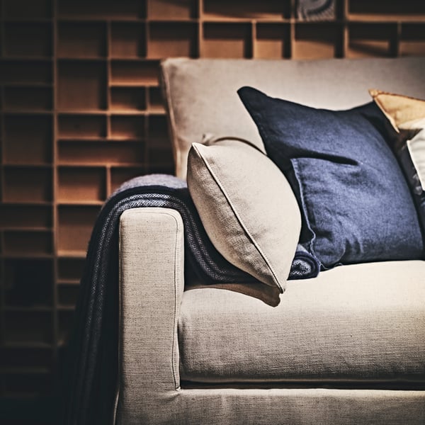 A dark blue DYTÅG cushion cover