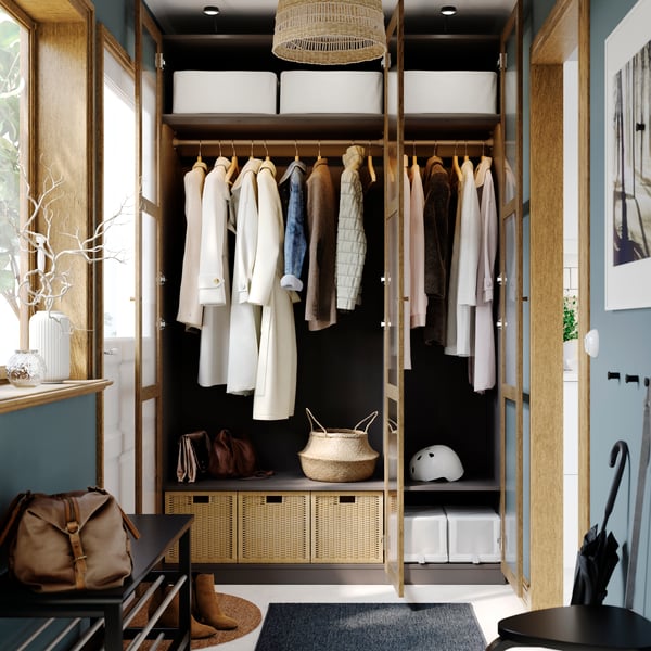Clóset café PAX con ropa en su interior