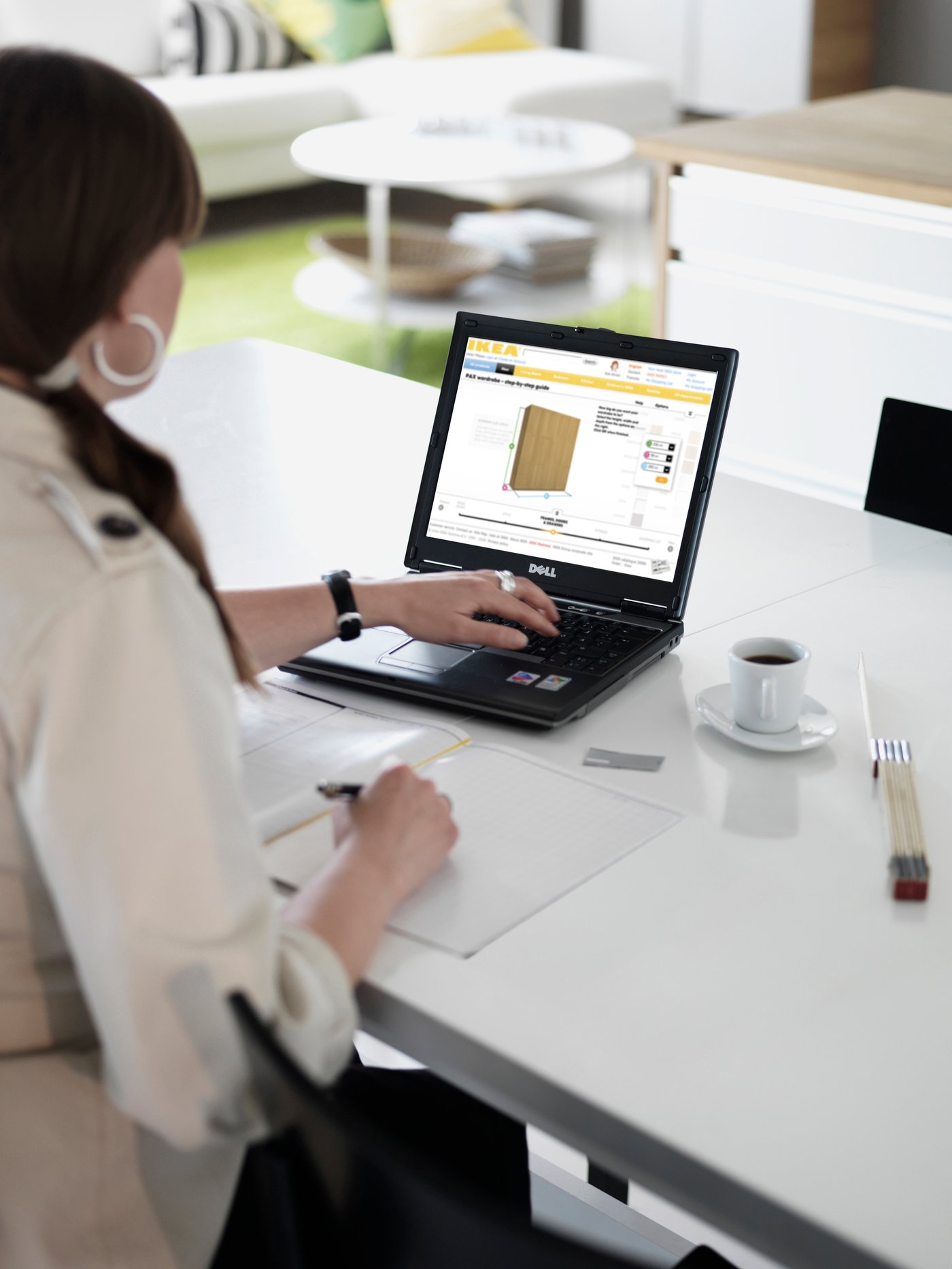 A women on an online planner on a laptop