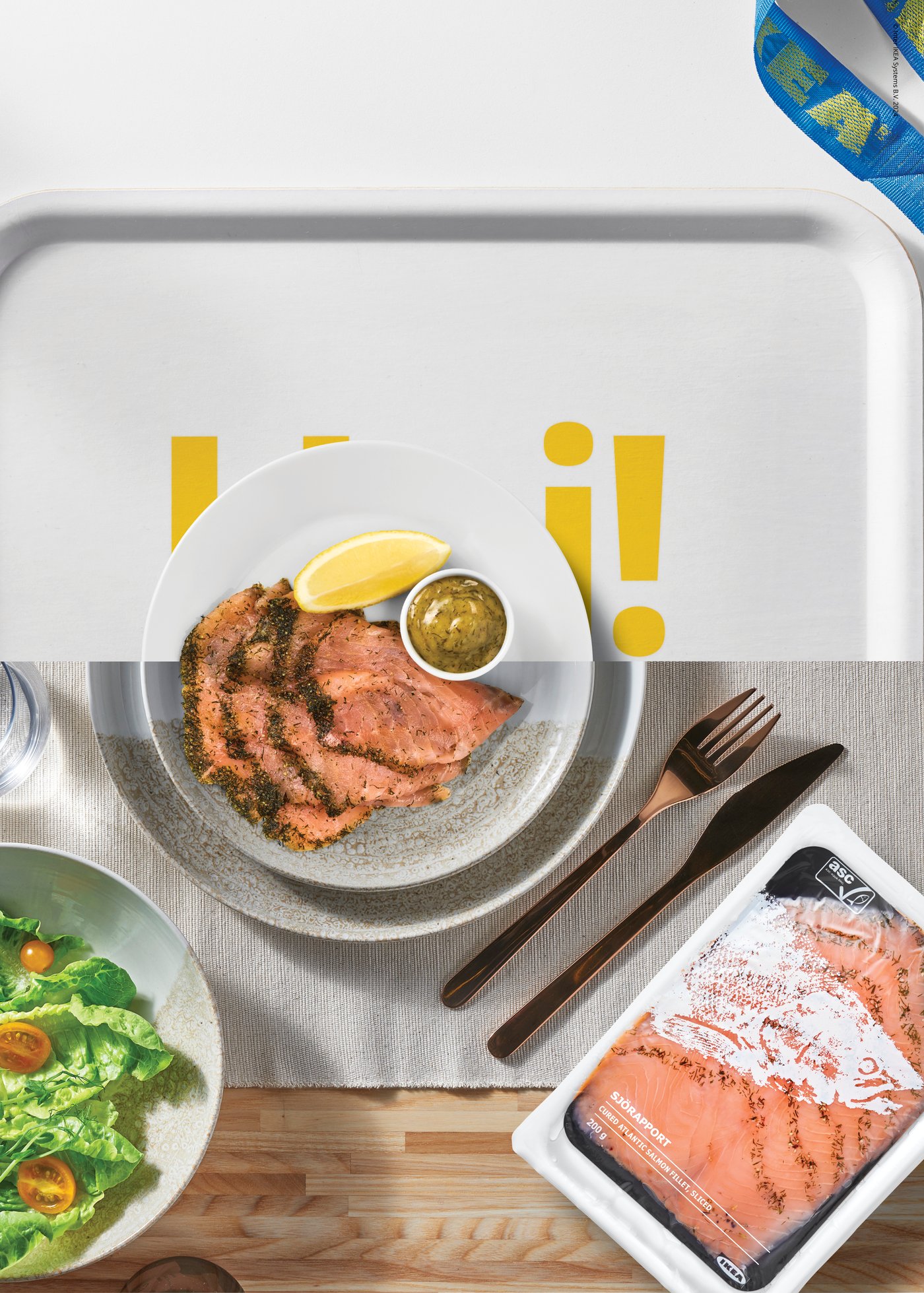 Un piatto di salmone marinato, avvolto in una salsa di senape aromatica, uno di insalata e un confezione di salmone marinato salmone marinato SJÖRAPPORT. 