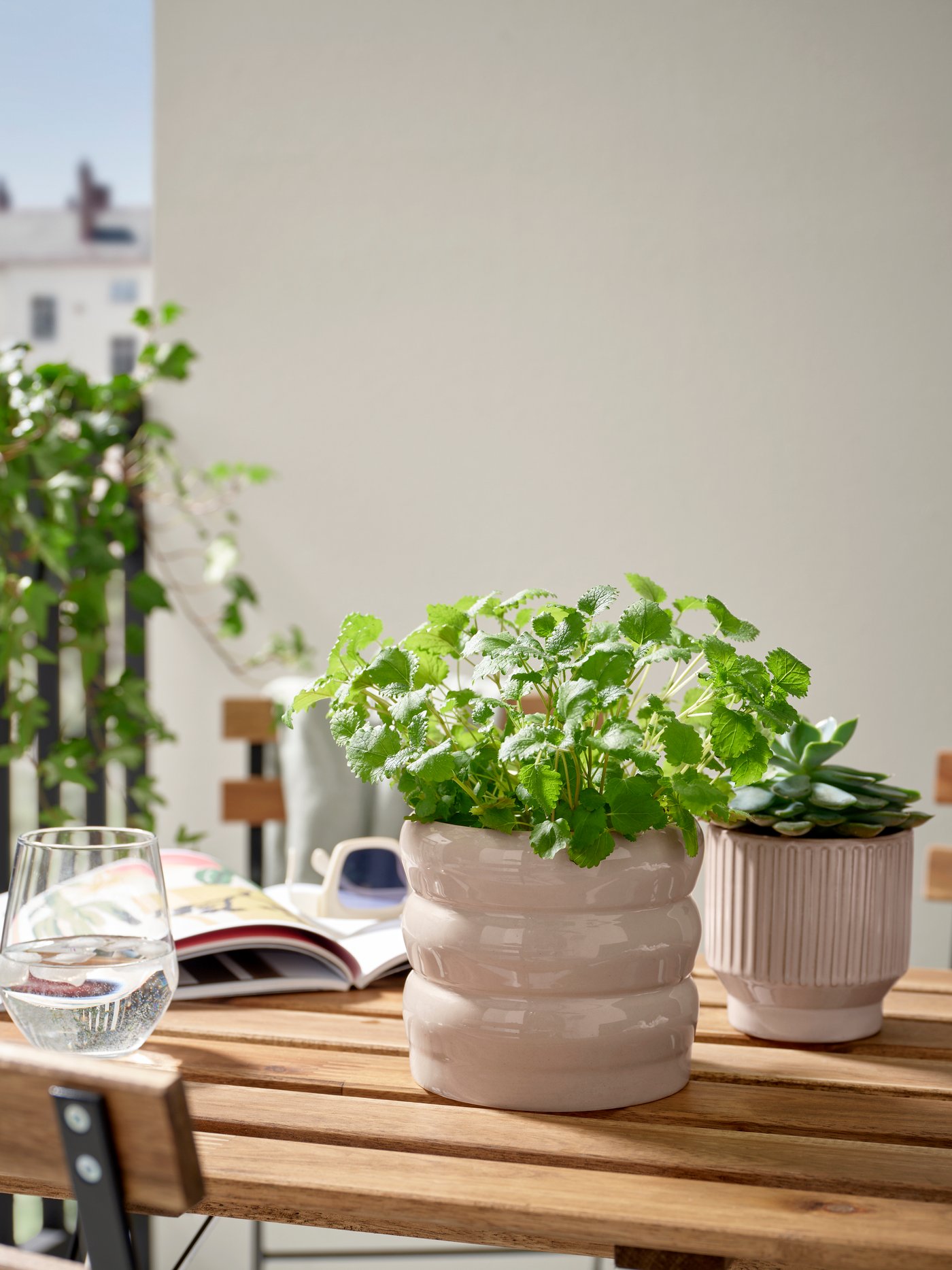 Un pot de fleurs HASSELBUKETT beige pour l'intérieur/l'extérieur