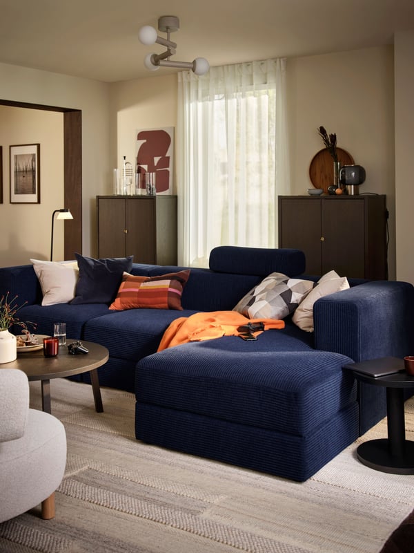 A dark blue SANELA cushion cover in the living room