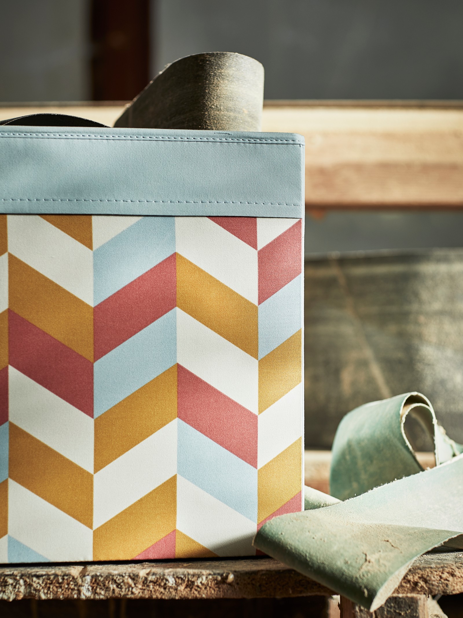 Visoko naslagane kutije za papire i audio-video materijale različitih boja.