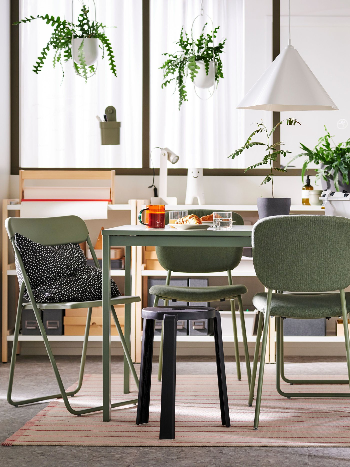 A black/white BJÖRKGRÅMAL cushion cover in the dining room