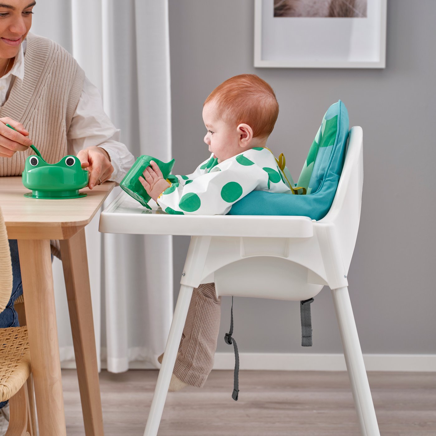 A white/white ANTILOP highchair with tray