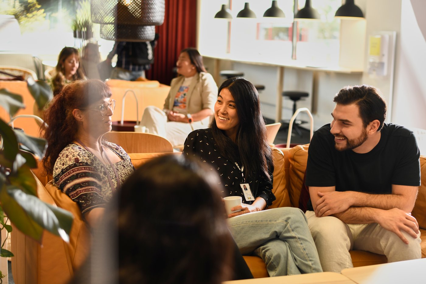 Coworker en discussion dans un canapé