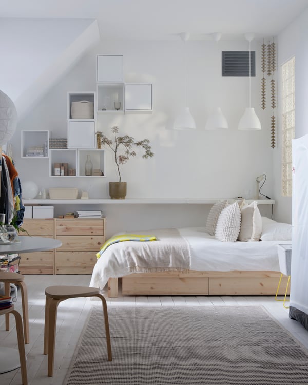 Une chambre à coucher lumineuse avec un lit extensible GLAMBERGET avec rangement, des commodes RAST, des armoires EKET, etc.