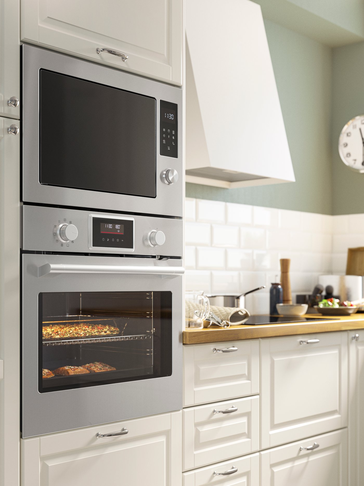 Una cucina METOD bianca in stile tradizionale con elettrodomestici a colonna integrati inox