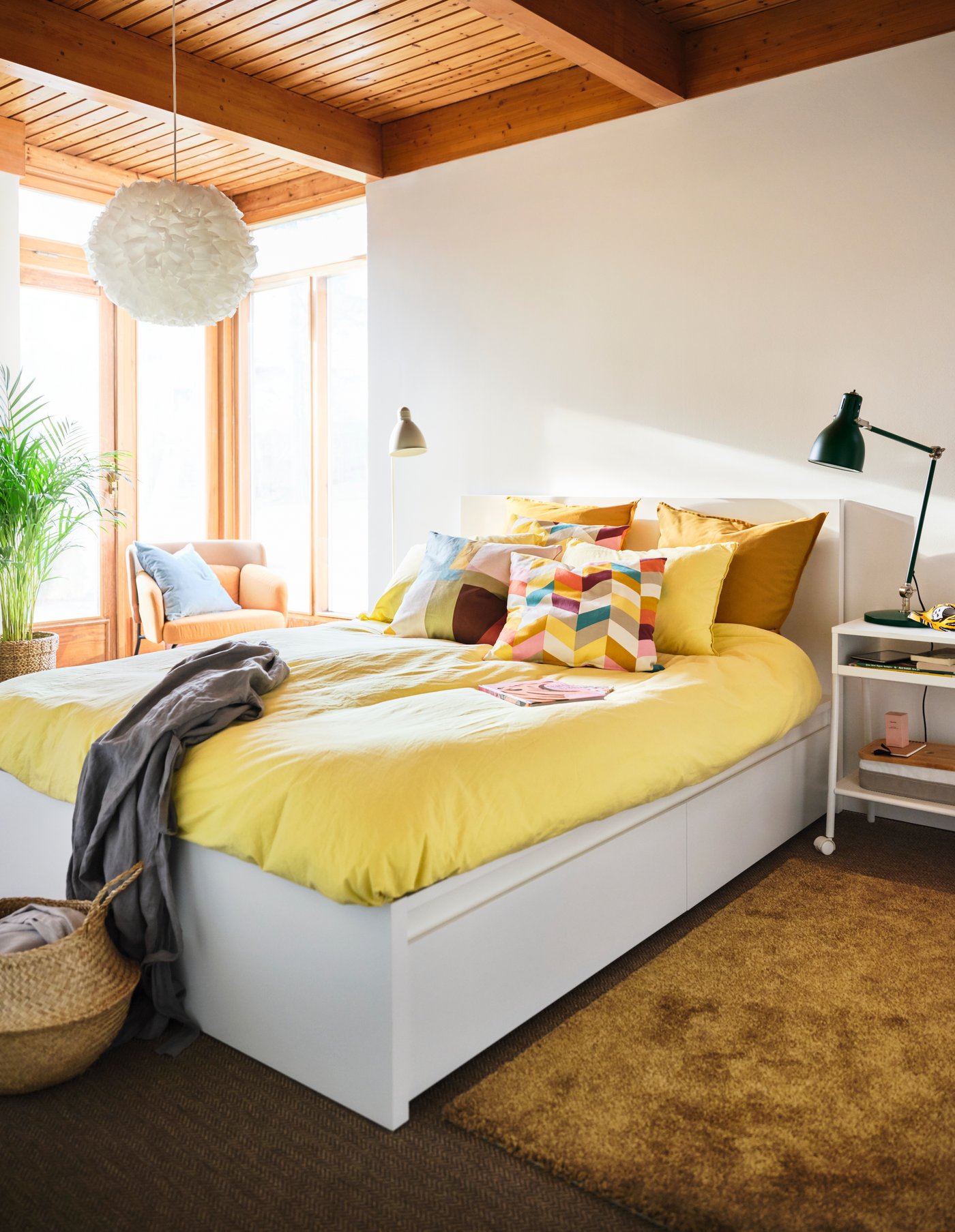 Ein goldgelber GURLI-Kissenbezug im Schlafzimmer