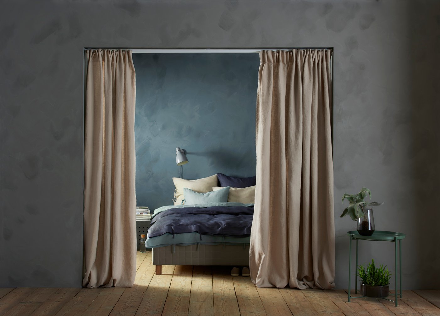 Un plateau vert GLADOM dans la chambre à coucher