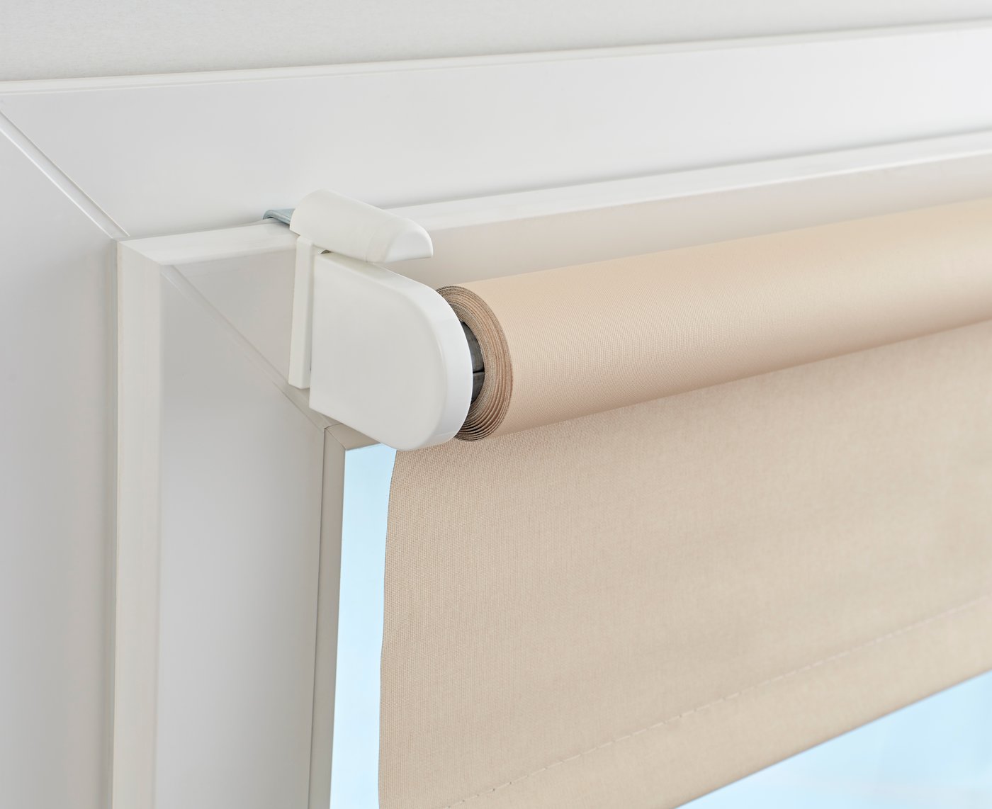Ein Rollo an einem KLAMBY Halter am Fenster befestigt.